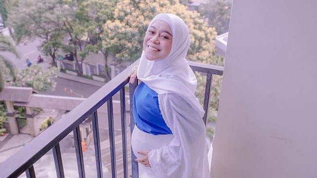 Jika melihat dalam foto yang satu ini, kira-kira berapa usia kehamilan Lesti Kejora? Beberapa netizen menebak jika usia kehamilan Lesti antara 5 hingga 6 bulan. Foto: Instagram