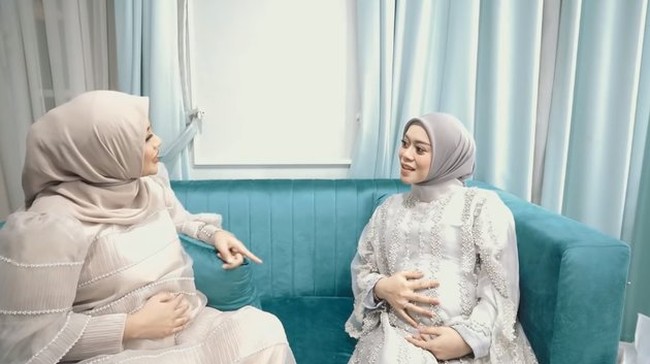 Lesti Kejora dan Rizky Billar sebelumnya menggelar akad nikah dan resepsi pada 19 Agustus 2021. Saat acara tersebut tak sedikit netizen yang salfok dengan perut Lesti yang dinilai sudah mulai membesar. Foto: Instagram