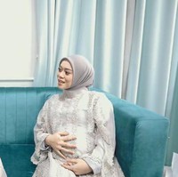 Lesti Kejora dan Rizky Billar sebelumnya menggelar akad nikah dan resepsi pada 19 Agustus 2021. Saat acara tersebut tak sedikit netizen yang salfok dengan perut Lesti yang dinilai sudah mulai membesar. Foto: Instagram