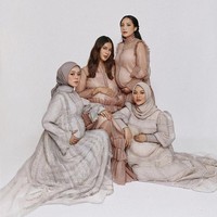 Walaupun sebelumnya Lesti Kejora dan Rizky Billar tampak kompak menutupi kehamilannya itu, namun kini keduanya sudah secara terang-terangan memperlihatkannya ke publik. Lesti Kejora sendiri beberapa waktu lalu bahkan terlihat mengikuti sesi pemotretan bersama Aurel Hermansyah, Nagita Slavina, dan Paula Verhoeven yang juga sama-sama tengah hamil. Foto: Instagram