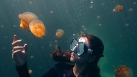 Lexie juga freedive di Danau Kakaban, Kalimantan. (Lexie Alford/Instagram)