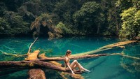 Kalau sudah ke Kalimantan, kurang lengkap rasanya kalau tidak berenang di Labuan Cermin. (Lexie Alford/Instagram)