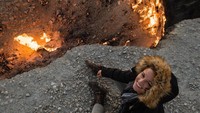 Ini wajah senang Lexie berfoto di Door to Hell di Turkmenistan. (Lexie Alford/Instagram)