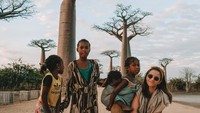 Lexie juga menginjakkan kaki di Afrika dan berfoto di pohon unik Baobabs. (Lexie Alford/Instagram)