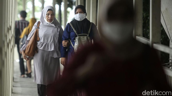 Angka covid-19 yang terus menurun di Jakarta kini membut warga mulai kendorkan masker.

Sejumlah warga beraktivitas di Jembatan Multiguna Tanah Abang, Jakarta, Senin (4/10/2021).