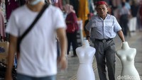 Oleh sebab itu masyarakat tetap disarankan untuk tetap menggunakan masker agar terhindar dari penularan covid-19.