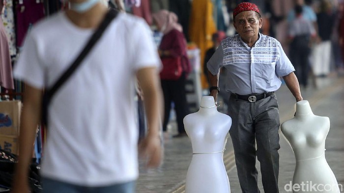Masker Covid Angka covid-19 yang terus menurun di Jakarta kini membut warga mulai kendorkan masker.
Sejumlah warga beraktivitas di Jembatan Multiguna Tanah Abang, Jakarta, Senin (4/10/2021).