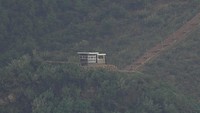 Seorang tentara Korea Utara melihat ke sisi selatan di Kaepoong, Korea Utara.  