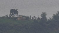 Di area perbatasan tersebut, terdapat tentara dari dua negara yang ditugaskan untuk saling memantau dari jarak dekat.  