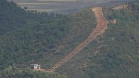 Sisi perbatasan kedua negara ini didominasi hutan serta lahan persawahan.