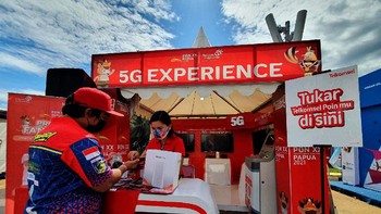 Para pengunjung yang hadir juga tampak antusias menikmati dan menjajal teknologi 5G yang ditawarkan.