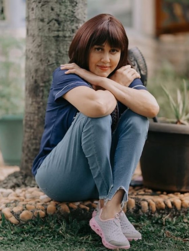 Artis lawas Meriam Bellina juga masih memiliki penampilan yang tak kalah awet muda. Siapa sangka jika saat ini pemilik nama lengkap Elissa Meriam Bellina Maria Bamboe itu sudah menginjak usia 56 tahun. Di usia yang sudah tak lagi muda, penampilan Meriam Bellina masih begitu mempesona. Foto: dok. Istimewa