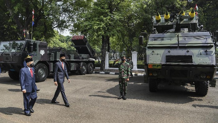 Momen Jokowi-Ma'ruf Amin Tinjau Alutsista Saat HUT TNI Presiden Joko Widodo (keempat kanan) bersama Wakil Presiden Ma'ruf Amin (ketiga kanan) didampingi Panglima TNI Marsekal TNI Hadi Tjahjanto (kanan) dan Menteri Pertahanan Prabowo Subianto (kelima kanan) meninjau alutsista yang dipamerkan usai memimpin upacara peringatan HUT TNI ke-76 di depan Istana Merdeka, Jakarta, Selasa (5/10/2021). Perayaan HUT TNI ke-76 yang mengusung tema Bersatu, Berjuang Kita Pasti Menang itu diisi dengan pameran 112 alutsista di sekitar Istana Merdeka. ANTARA FOTO/Hafidz Mubarak A/foc.