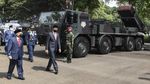 Momen Jokowi-Maruf Amin Tinjau Alutsista Saat HUT TNI