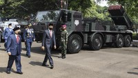 Presiden Joko Widodo (keempat kiri) bersama Wakil Presiden Maruf Amin (kedua kiri) didampingi Panglima TNI Marsekal TNI Hadi Tjahjanto (ketiga kiri) dan Menteri Pertahanan Prabowo Subianto (kiri) meninjau alutsista yang dipamerkan usai memimpin upacara peringatan HUT TNI ke-76 di depan Istana Merdeka, Jakarta, Selasa (5/10/2021).   