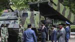 Momen Jokowi-Maruf Amin Tinjau Alutsista Saat HUT TNI