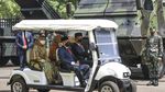 Momen Jokowi-Maruf Amin Tinjau Alutsista Saat HUT TNI