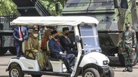 Jokowi pun tampak menyopiri Wakil Presiden Maruf Amin yang duduk di sebelahnya. Sementara di bagian belakang kursi penumpang, ada Ibu Negara Iriana Joko Widodo dan Wury Maruf Amin.  