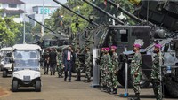 Jokowi bersama rombongan mengendarai mobil penumpang golf mini dari halaman Istana Merdeka.  