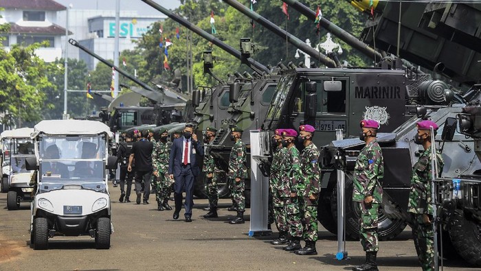 Momen Jokowi-Ma'ruf Amin Tinjau Alutsista Saat HUT TNI Presiden Joko Widodo (keempat kanan) bersama Wakil Presiden Ma'ruf Amin (ketiga kanan) didampingi Panglima TNI Marsekal TNI Hadi Tjahjanto (kanan) dan Menteri Pertahanan Prabowo Subianto (kelima kanan) meninjau alutsista yang dipamerkan usai memimpin upacara peringatan HUT TNI ke-76 di depan Istana Merdeka, Jakarta, Selasa (5/10/2021). Perayaan HUT TNI ke-76 yang mengusung tema Bersatu, Berjuang Kita Pasti Menang itu diisi dengan pameran 112 alutsista di sekitar Istana Merdeka. ANTARA FOTO/Hafidz Mubarak A/foc.