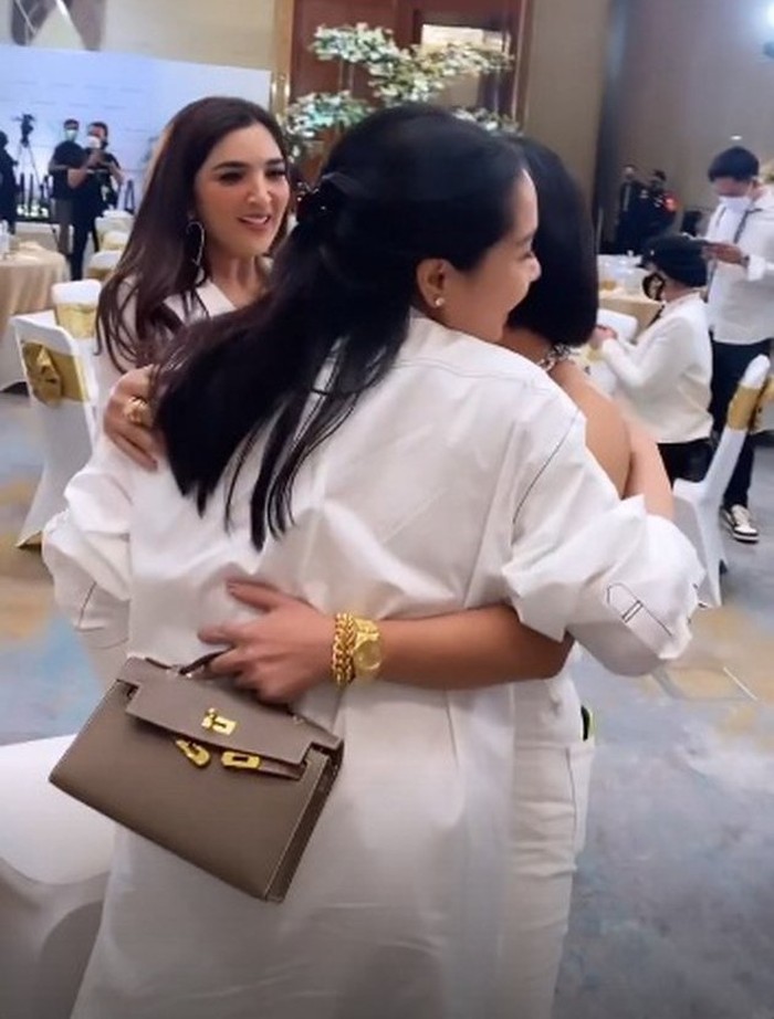 Nagita Slavina dan Yuni Shara Nagita Slavina dan Yuni Shara