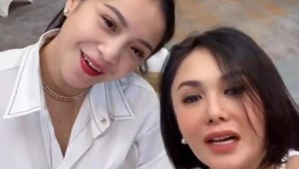 Potret Yuni Shara Elus-elus Perut Nagita Slavina