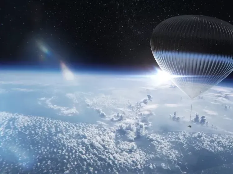 Mantap Pol! Naik Balon Udara ke Luar Angkasa