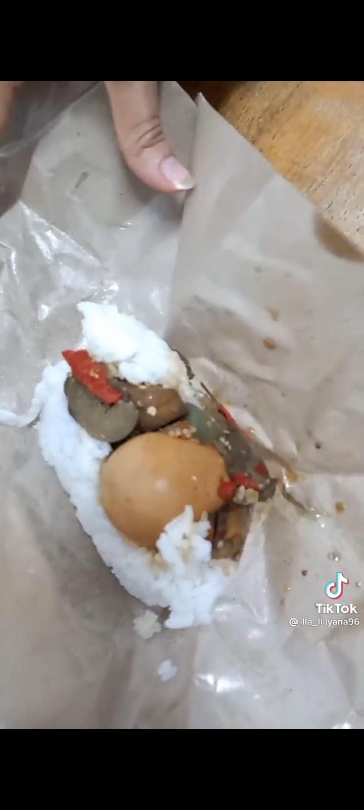 Perlihatkan Nasi Bungkus yang Didapat Saat Lembur, Buruh Pabrik Ini Malah Dinyinyiri Netizen