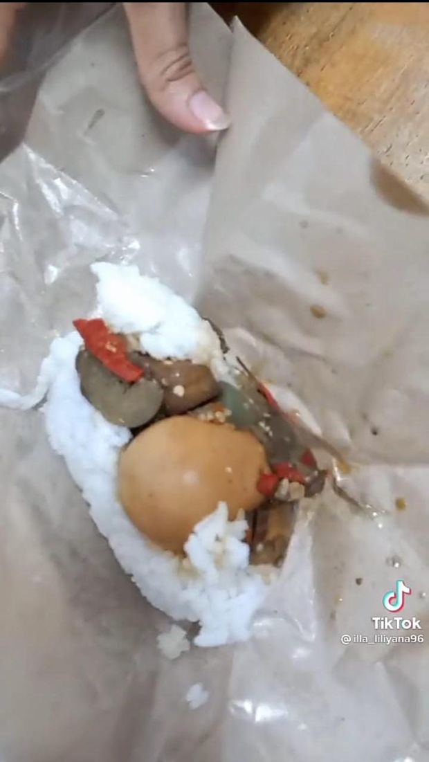 Perlihatkan Nasi Bungkus yang Didapat Saat Lembur, Buruh Pabrik Ini Malah Dinyinyiri Netizen