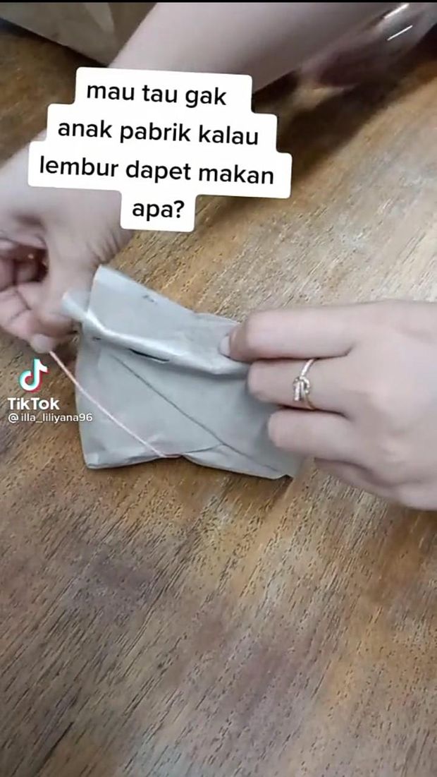 Perlihatkan Nasi Bungkus yang Didapat Saat Lembur, Buruh Pabrik Ini Malah Dinyinyiri Netizen