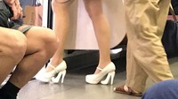Sepatu putih ini seperti terlihat memiliki dua heels. Jadi seperti sepatu di atas sepatu.