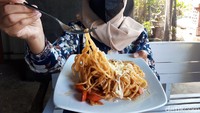 Kini mie mocaf buatannya dengan merk Hend’s sudah memiliki pasar. Saat ini, produksi dan pengemasan mie mocaf dibantu dua pegawainya. Sehari Hendarti mampu memproduksi 300 bungkus.