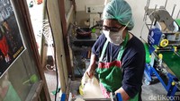 Untuk membuat mie mocaf, komposisi tepung mocaf dan campuran maizena diaduk dalam mesin pengulen adonan. Ditambahkan telur, dan sedikit garam mesin terus berputar.