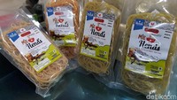 Ia lantas membuat mie tanpa kandungan gluten, yang salah satunya ditemukan di singkong. Dibantu peneliti dari Lembaga Ilmu Pengetahuan Indonesia (LIPI), Hendarti membuat sendiri tepung mocaf yang kaya beta-karoten.