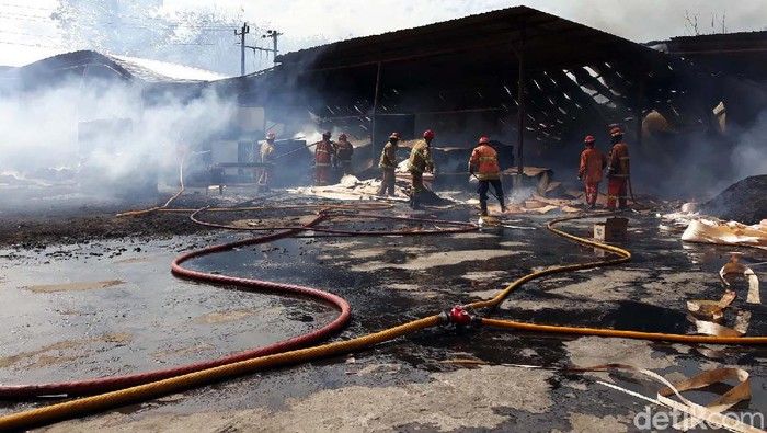 Pabrik Triplek di Bantul Terbakar Kebakaran terjadi di pabrik triplek Pedukuhan Bungsing, Kalurahan Guwosari, Kapanewon Pajangan, Kabupaten Bantul dan satu orang pegawai mengalami luka bakar. Penyebab kebakaran diduga karena api dari pembakaran sampah merembet ke triplek.