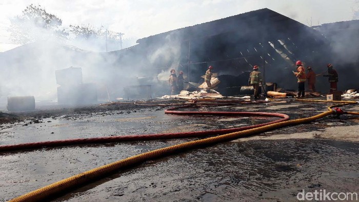 Pabrik Triplek di Bantul Terbakar Kebakaran terjadi di pabrik triplek Pedukuhan Bungsing, Kalurahan Guwosari, Kapanewon Pajangan, Kabupaten Bantul dan satu orang pegawai mengalami luka bakar. Penyebab kebakaran diduga karena api dari pembakaran sampah merembet ke triplek.