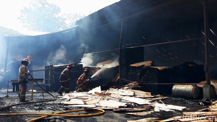 Kebakaran terjadi di pabrik triplek Pedukuhan Bungsing, Kalurahan Guwosari, Kapanewon Pajangan, Kabupaten Bantul dan satu orang pegawai mengalami luka bakar. Penyebab kebakaran diduga karena api dari pembakaran sampah merembet ke triplek.