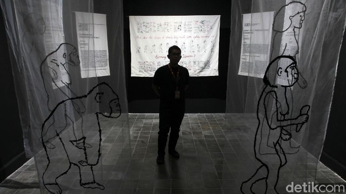 Pameran Seni Biennale Jogja XVI Pengunjung menyaksikan karya seni yang dipamerkan di gelaran seni Biennale di Jogja National Museum, Yogyakarta, Selasa (5/10/2021). Gelaran pameran seni Biennale Jogja XVI mengangkat tema Roots < > Routes.
