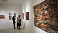 Pameran seni ini mengangkat tema Roots < > Routes. 