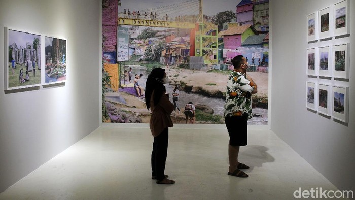 Pameran Seni Biennale Jogja XVI Pengunjung menyaksikan karya seni yang dipamerkan di gelaran seni Biennale di Jogja National Museum, Yogyakarta, Selasa (5/10/2021). Gelaran pameran seni Biennale Jogja XVI mengangkat tema Roots < > Routes.
