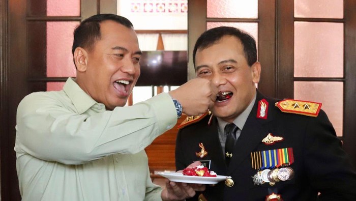 Pangdam IV/Diponegoro Mayjen Rudianto menyuapi Kapolda Jateng Irjen Ahmad Luthfi kue ultah HUT ke-76 TNI, Selasa (5/10/2021).