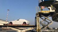 Masing-masing mobil tersebut dibeli dengan harga US$ 142,000, atau setara dengan Rp 2 miliar lebih saat itu. Keputusan membeli Maserati sebagai armada Konferensi APEC ini menuai banyak pertanyaan, apalagi Papua Nugini merupakan salah satu negara yang masih masuk kategori miskin. Dok. Intagram/onlyinpng