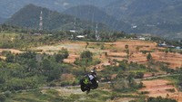 Menurut Wahyu, kegiatan lomba paralayang pada Selasa hari ini merupakan lintas alam tandem individual dan beregu.  