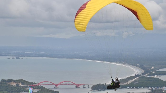 Sejumlah atlet paralayang beraksi saat mengikuti pertandingan paralayang nomor lintas alam tandem PON Papua di Jayapura, Papua, Selasa (5/10/2021). ANTARA FOTO/Akbar Nugroho Gumay/tom.