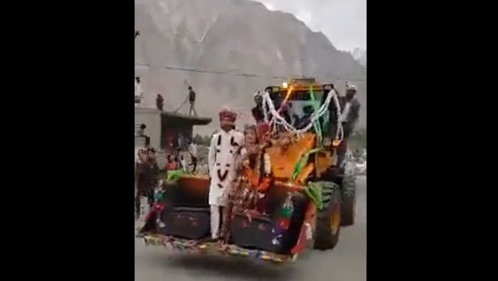 Pasangan pengantin di Pakistan menggunakan bulldozer sebagai kendaraan pengantin