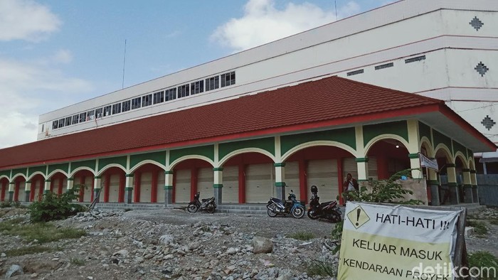 Potret Pasar Gede Klaten masih menunggu kelanjutan proyek revitalisasi. Saat ini tampak ada dua bangunan satu lantai yang berisi deretan kios yang masih tertutup rapat belum digunakan.