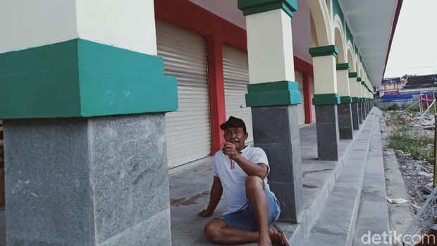 Potret Pasar Gede Klaten masih menunggu kelanjutan proyek revitalisasi. Saat ini tampak ada dua bangunan satu lantai yang berisi deretan kios yang masih tertutup rapat belum digunakan.