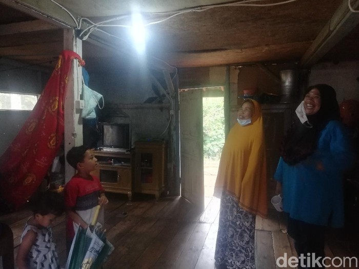 Pasokan Listrik di Kampung Sumedang