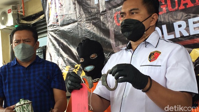 Pasutri melakukan penganiayaan terhadap anak asuh difabel di Sleman, Selasa (5/10/2021).