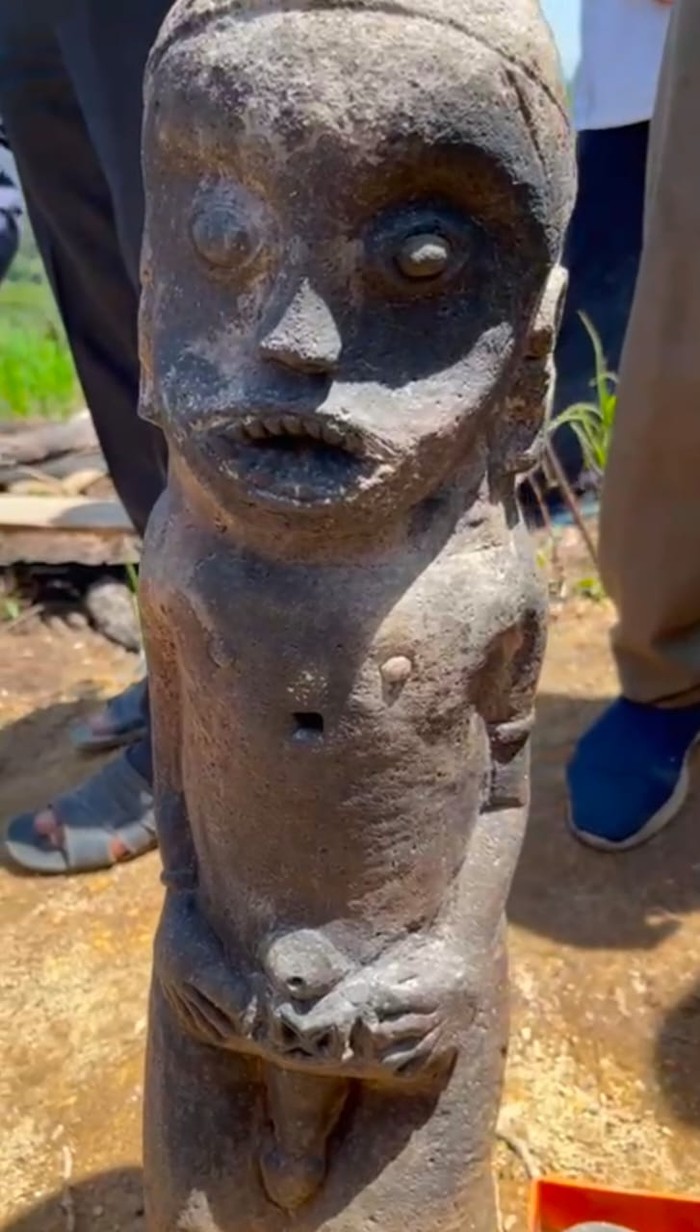Patung kuno di Labura